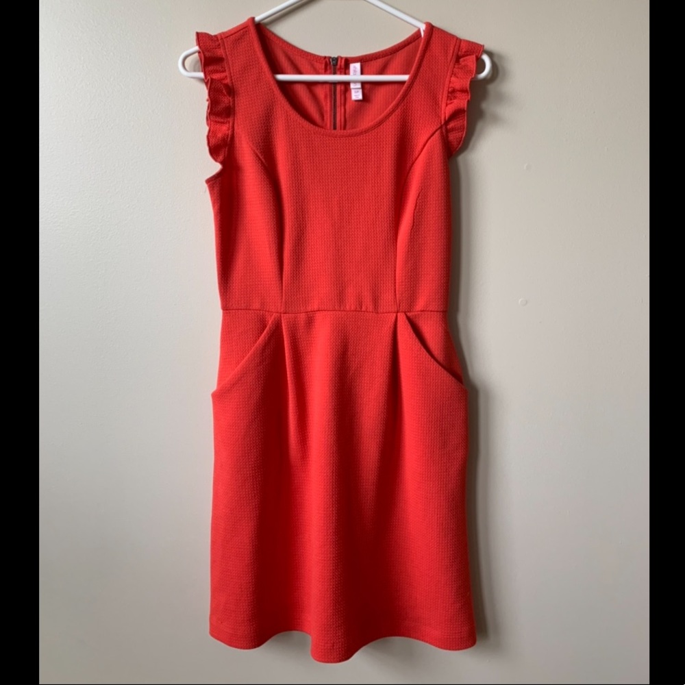 Adorable ruffle-sleeved dress with pockets